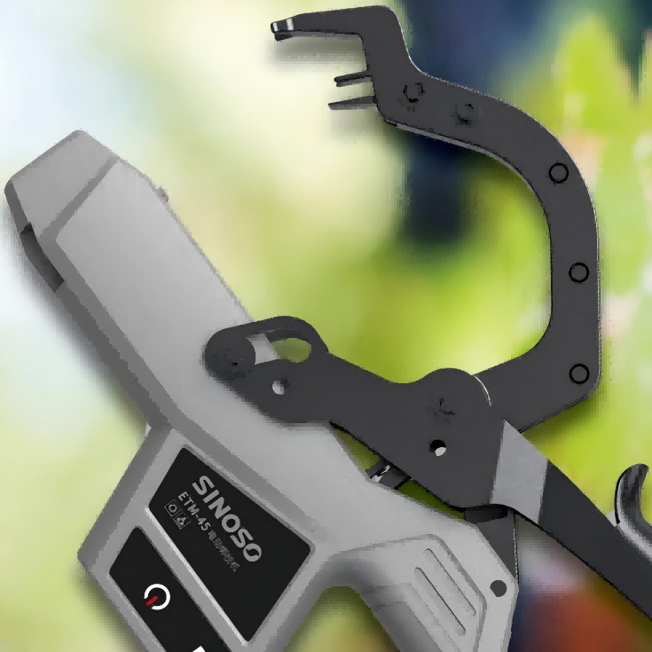 Large feed hopper design of Gasoline Chipper Shredder for easy loading